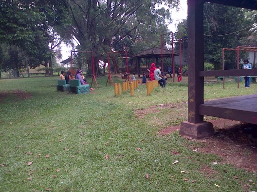 Taman Bermain Anak-anak dekat Gedung Pandan Sari
