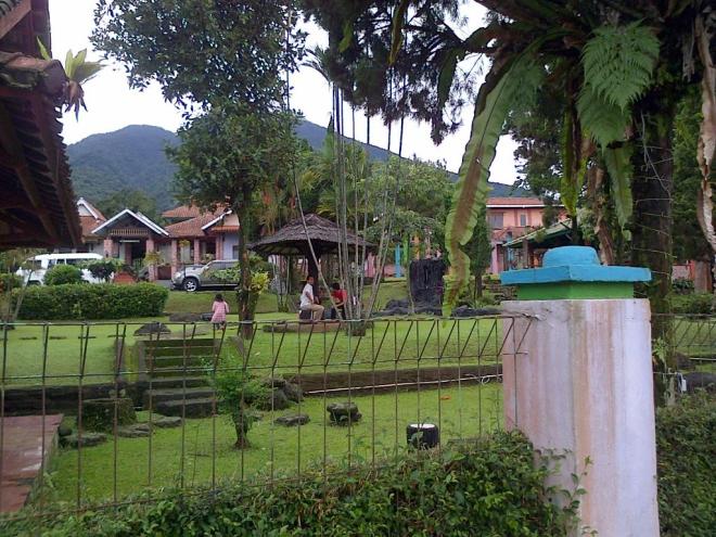 Pemandangan halaman sebuah villa menjelang pintu masuk kawasan wisata Curug Nangka.