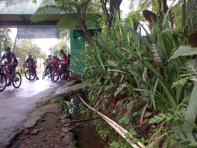 Serombongan pengendara sepeda gunung di pintu masuk kedua kawasan wisata Curug Nangka.