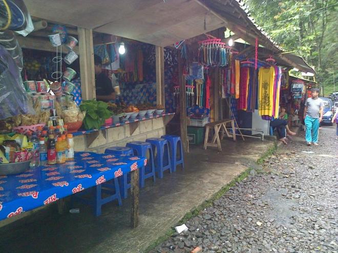 Kios Penjual Makanan dan Minuman Dalam Kemasan di Kawasan Wisata Curug Nangka